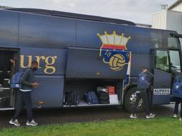 De spelersbus komt aan bij het stadion (foto: Leon Voskamp).