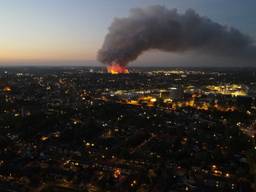 Een foto vanuit de lucht van de brand (foto: Jeffrey van der Putten).