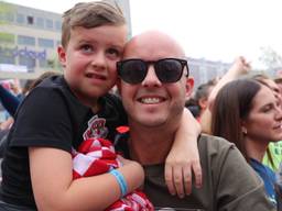 Ivar en zoon Luuk vieren het PSV-feest mee (foto: Lobke Kapteijns).