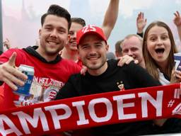 Feestende PSV-fans in 2024 (foto: Lobke Kapteijns).)