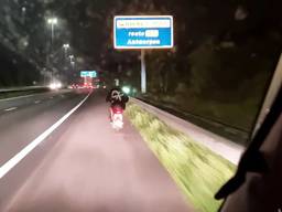 De agenten begeleidden de man van de snelweg af (foto: Instagram Wijkagenten Breda Centrum).