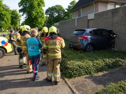 Automobilist rijdt een huis binnen aan de Willibrordusweg in Oss