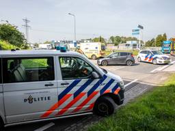 In Oud Gastel kwamen twee auto's met elkaar in botsing (foto: SQ Vision/Christian Traets).