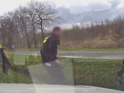 Agent trekt broek van drugsdealer omlaag na achtervolging op snelweg