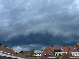 Een shelfcloud boven Eindhoven (foto: Kristel).