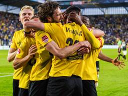 Jan Van den Bergh (met baard) knuffelt teamgenoten na een doelpunt. (Foto: Gabriel Calvino Alonso/Orange Pictures)