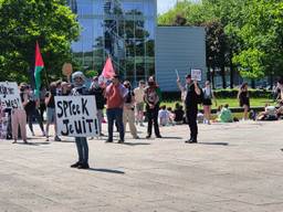 De demonstranten liepen van het station naar de universiteit (foto: Omroep Brabant).