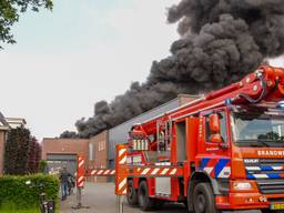 Grote brand in loods van bouwbedrijf: rook in wijde omtrek te zien