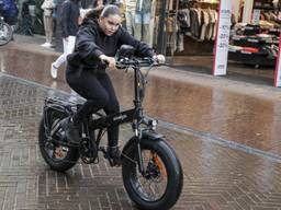 Een jongere op een fatbike in het centrum van Oss (archieffoto: ANP)