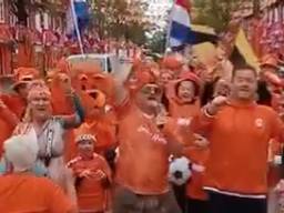 Frans Duijts en Hansi springen in de Oranjestraat in Breda voor NAC (beeld: @Ronaldbrabant).