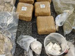 De drugs werden gevonden in een huis in Helmond (foto: politie Helmond)