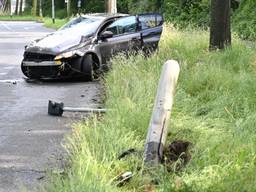 Auto slaat over de kop na botsing op lantaarnpaal