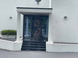 Mogelijk explosief naar villa gegooid