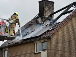 Het dak van een huis in Etten-Leur stond in brand
