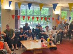 Bewoners van de opvang kijken samen naar de EK-wedstrijden van het Oekraïense elftal (foto: Imke van de Laar)