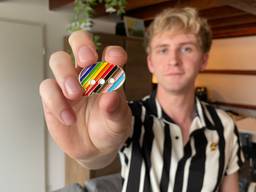 De pin die Kadeem ontwierp om aandacht te vragen voor zelfmoord bij LHBTI+'ers (foto: Tom van den Oetelaar).