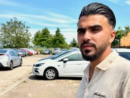 Khaled Aliessa op het terrein waar binnen een uur acht auto's gestolen werden (foto: Jan Peels).