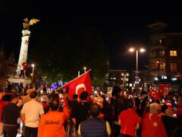 Fans van het Turkse elftal gaan de straat op om de overwinning van Turkije te vieren.