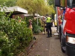 Brandweerlieden en agenten bij het huis (foto: SQ Vision/Harrie Grijseels).