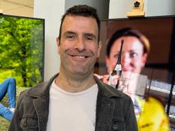 Anton Vos bij de expositie in het Provinciehuis. (Foto: Leon Voskamp)