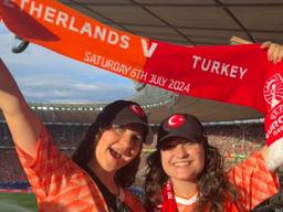 Jasmijn (rechts) samen met haar zus in het Turkse vak in het stadion van Berlijn (foto:privécollectie)