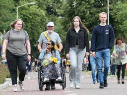 De laatste meters legt Tonny samen met zijn kleinkinderen af en schoondochter die zijn nog ongeboren kleinkind draagt. (foto: organisatie Kennedymars Someren) 
