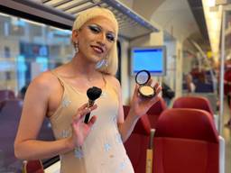 Dragqueen Elsa maakt mensen op in de trein