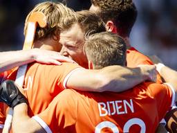 Nederlandse hockeyers vieren de goal van Jip Janssen. (foto: ANP).
