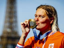 Sharon van Rouwendaal met haar gouden medaille (foto: ANP / Hollandse Hoogte / Robin Utrecht).