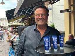 Bij het café van Peter staat zonnebrand op het menu (foto: Megan Hanegraaf).