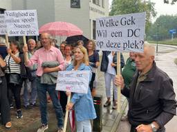 Bij de luchtmetingen lieten tegenstanders van het distributiecentrum zich zien (Foto: Alice van der Plas)