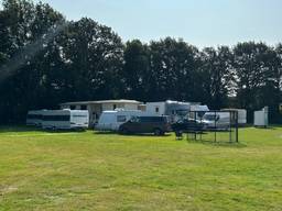 Het terrein aan de Engelseweg waar de exploitanten overnachten (foto: Carlijn Kösters).