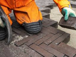 Een stratenmaker aan het werk (foto: ANP).