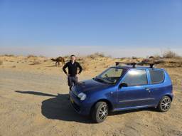 Stijn en zijn Fiatje in de Karakum woestijn in Turkmenistan