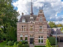 Suikerbaron Sybrand Heerma van Voss liet deze kapitale villa bouwen (foto: Agnes Tomesen Makelaardij).