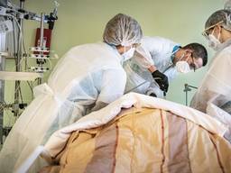 Een patiënt met COVID wordt behandeld op de intensive care van ziekenhuis Brenhoven tijdens de coronacrisis (foto: ANP)