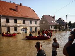 Slachtoffers van de overstromingen in het zuiden van Polen worden geëvacueerd (foto: ANP).