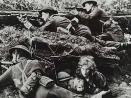 Boxtel Schijndelsedijk, Schotse soldaten en het gezin Van Vugt, 24 oktober 1944 (foto: archief).
