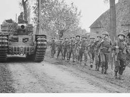 Britse troepen met een Churchilltank, omgeving Nuland oktober 1944 (foto: stadsarchief Den Bosch)
