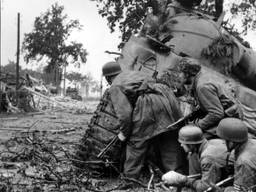 Duitse soldaten achter een uitgeschakelde Shermantank op de Mariabaan bij Wouwse Plantage 23 of 24 oktober 1944 (foto: archief )
