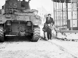 Meneer Van de Sande brengt zijn dochters in veiligheid op het Wilhelminaplein 24 of 25 oktober 1944 (foto: archief)