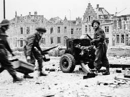 Britse troepen in actie op het Wilhelminaplein in Den Bosch, 26 oktober 1944 (archieffoto).