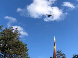 Spitfire maakt fly by boven Canadees ereveld Bergen op Zoom op 27 oktober 2024 (foto: Willem-Jan Joachems)