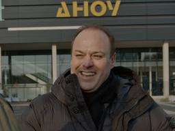 Frans Bauer voor de plek waar hij twee avonden gaat optreden: Rotterdam Ahoy