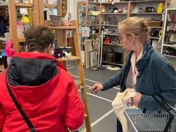 Lotje en Marita shoppen bij Humanitas in Helmond (Foto: Alice van der Plas)