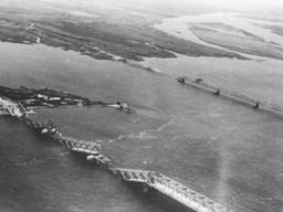 De Moerdijkbruggen op 10 november 1944 (foto: archief)