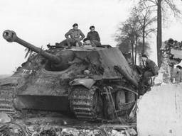 Poolse soldaten bij een uitgeschakelde Duitse Jagdpanther bij Zevenbergschen Hoek/ Drie Hoefijzers, november 1944 (foto: archief).