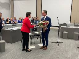 Commissaris van de koning Adema feliciteert Sjoerd Potters met zijn benoeming (foto: Alice van der Plas).