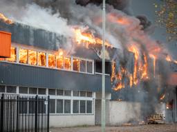 Brandweer blust loodsbrand met man en macht