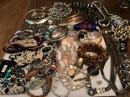 Oude sieraden, ook die verkoopt Biancà (foto: Biancà Smit).